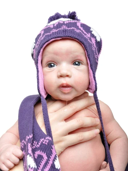 Retrato de una niña recién nacida con sombrero de invierno violeta — Foto de Stock