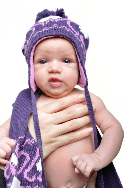 Portret dziewczyny noworodka zimą fioletowe kapeluszu — Zdjęcie stockowe