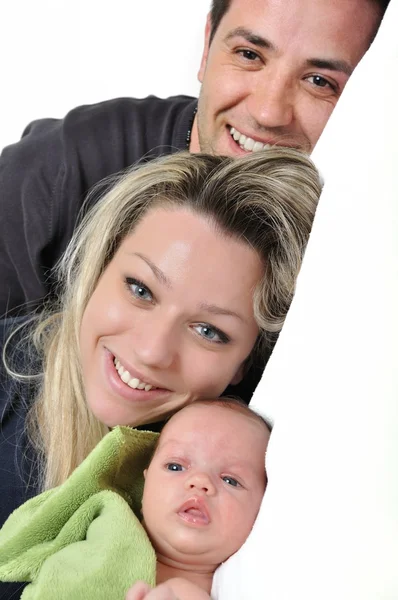 Retrato de una joven familia feliz con el niño en un backgro blanco — Foto de Stock