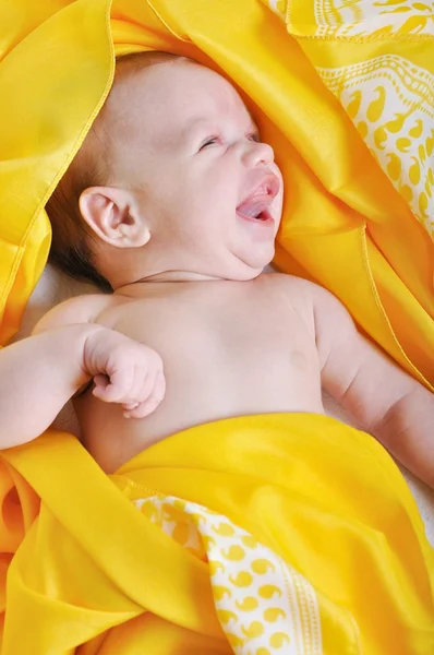 笑っているかわいい生まれたばかりの赤ちゃんの女の子の肖像画 — ストック写真