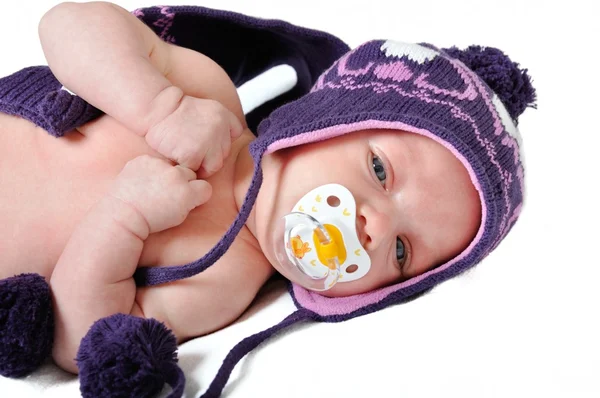 Porträtt av söt newborn baby flicka på en vit bakgrund — Stockfoto