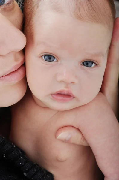 彼女の女の赤ちゃんの幸せな母 — ストック写真