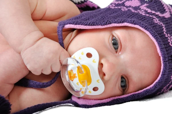 Portrait de bébé fille nouveau-né mignon sur un fond blanc — Photo