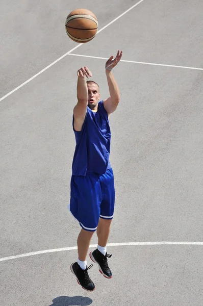 篮球运动员射击球 — 图库照片