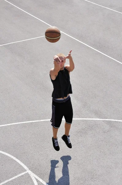 Basketballspieler schießt den Ball — Stockfoto