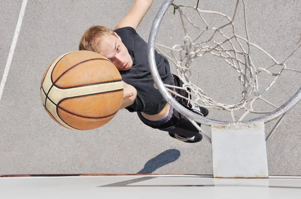 Basketbalspeler schieten de bal — Stockfoto