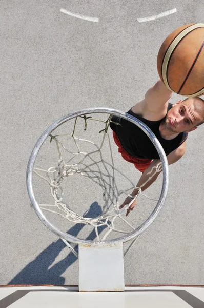 Joueur de basket-ball tirant la balle — Photo