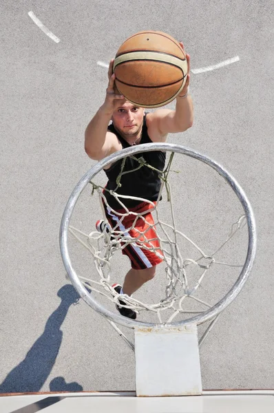 Basketballspieler schießt den Ball — Stockfoto