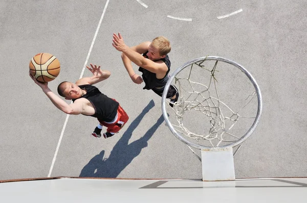 Dois jogadores de basquete na quadra — Fotografia de Stock