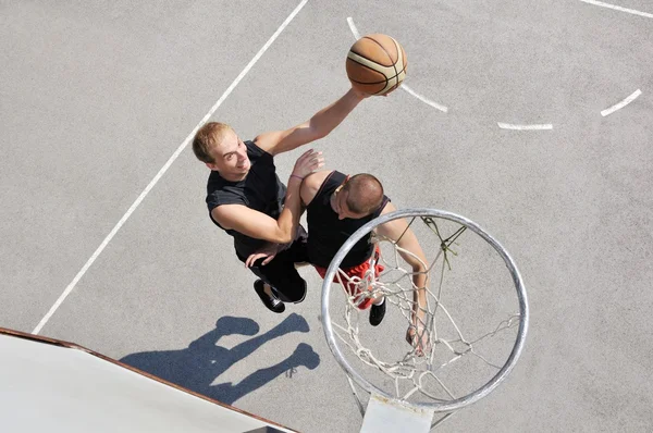 Два баскетболісти на дворі — стокове фото