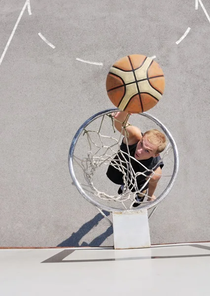 Баскетболіст, який стріляє м'ячем — стокове фото