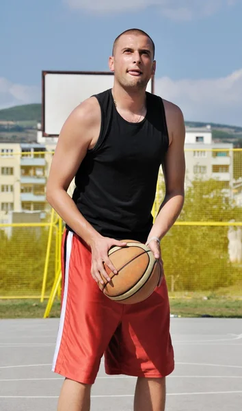 Jogador de basquete atirando a bola — Fotografia de Stock