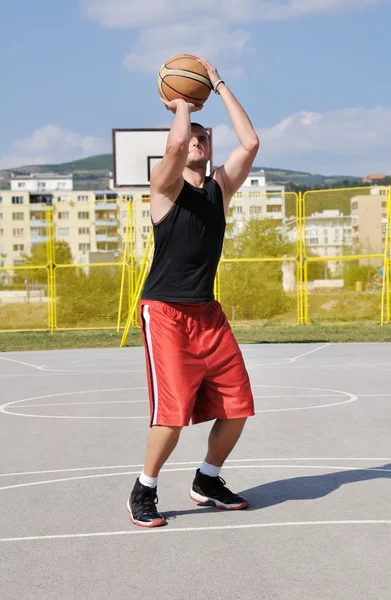 Jogador de basquete atirando a bola — Fotografia de Stock
