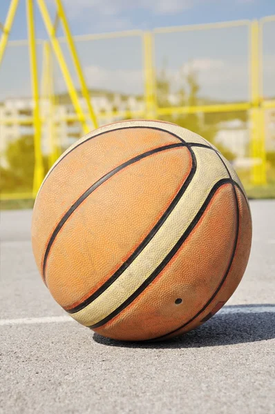 Statischer Basketball, der durch Sonnenlicht beleuchtet wird — Stockfoto