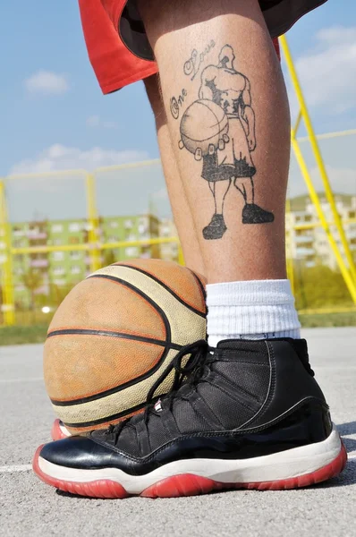 Basketbalový hráč nohy a míček — Stock fotografie