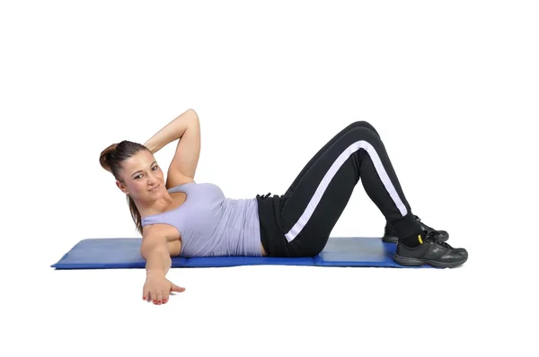 Passa unga kvinnliga pilates instruktör visar olika övningar — Stockfoto