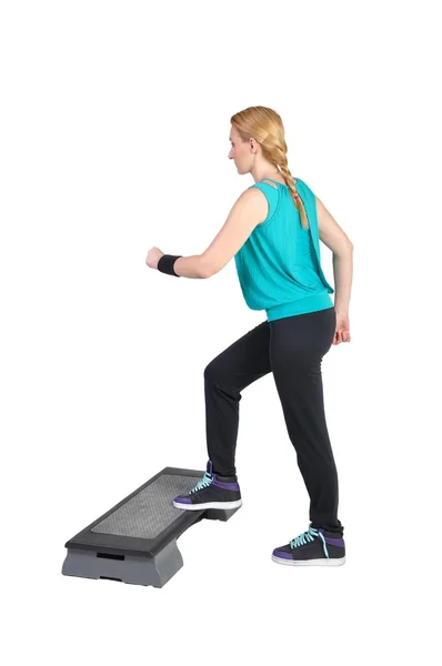 Ajuste o instrutor aeróbico fêmea jovem que mostra exercícios diferentes — Fotografia de Stock