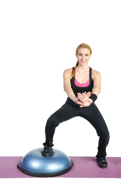 Ajustar jovem instrutor pilates do sexo feminino mostrando diferentes exercícios — Fotografia de Stock