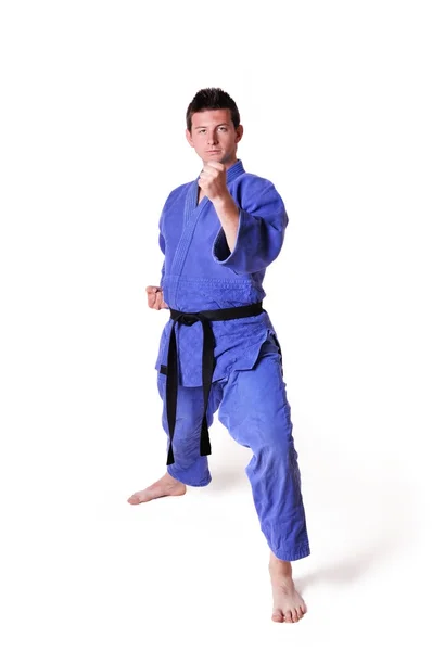 Beyaz bir arka plan üzerinde poz karate man — Stok fotoğraf