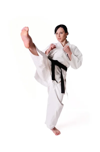 Kobieta karate pozowanie na białym tle — Zdjęcie stockowe