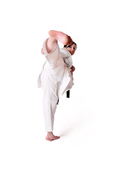 Karate donna posa su uno sfondo bianco — Foto Stock