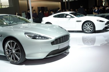 Aston martin Virage'a spor araba ekranda