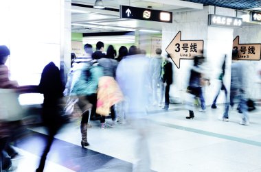 metroya istasyonunda yolcu