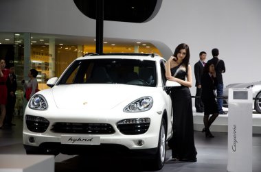 Tanımlanamayan model porsche hibrid spor araba ile