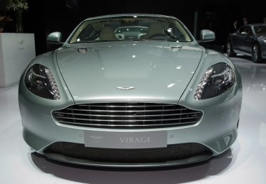 Aston martin Virage'a spor araba ekranda