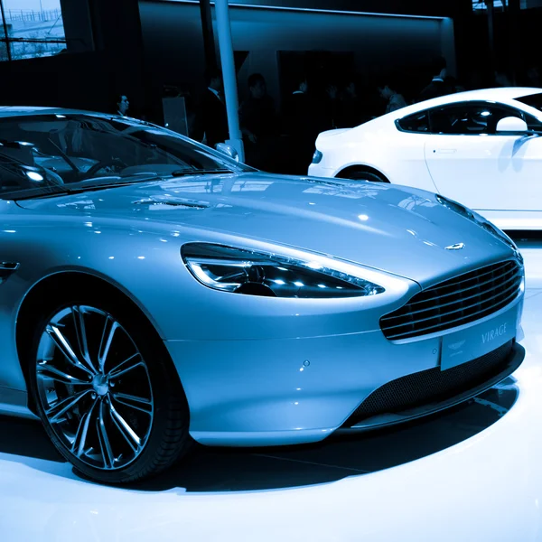 На выставке представлен спортивный автомобиль Aston Martin Virage — стоковое фото