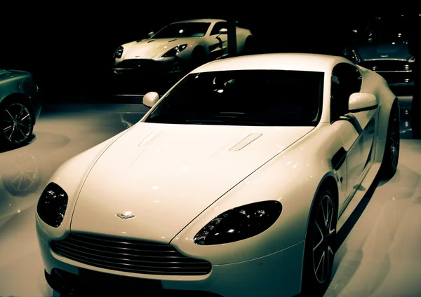 Aston Martin V8 Vantage S спортивный автомобиль на выставке — стоковое фото