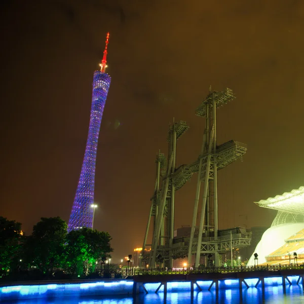 Guangzhou nouvelle tour de télévision, la plus haute tour de télévision dans le monde — Photo