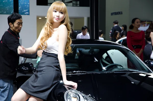 Unidentified model with car — Stock Photo, Image
