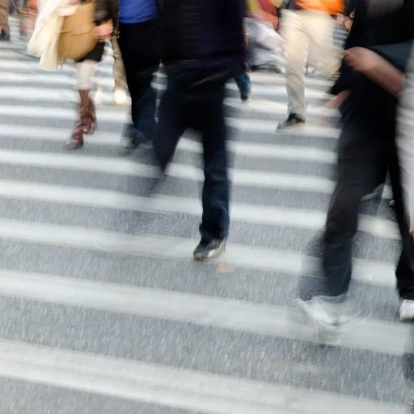 얼룩말 교차점 거리에 군중 — 스톡 사진