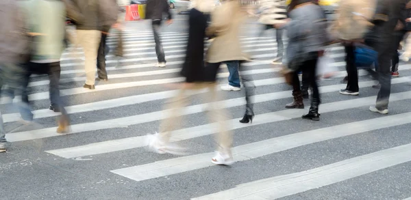 Multidão em zebra cruzando rua — Fotografia de Stock
