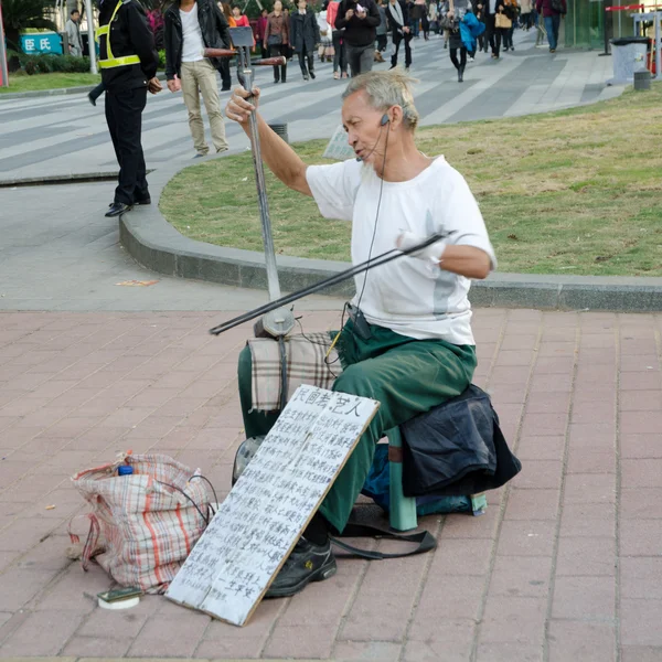 Chinese hand disabled senior man playing a two-stringed bowed in — Stock Photo, Image