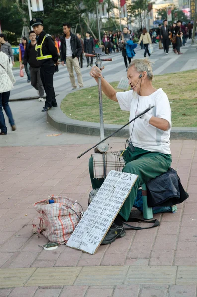 Chinese hand disabled senior man playing a two-stringed bowed in — Stock Photo, Image