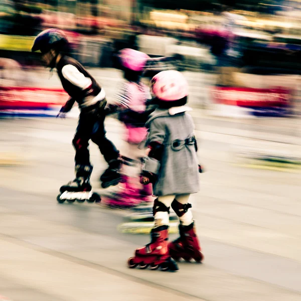 Rollerblade oynayan çocuk — Stok fotoğraf