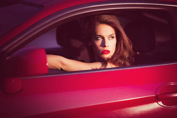 Kobieta w samochodzie czerwony — Zdjęcie stockowe
