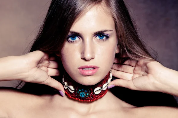 Blauwe ogen jonge vrouw — Stockfoto