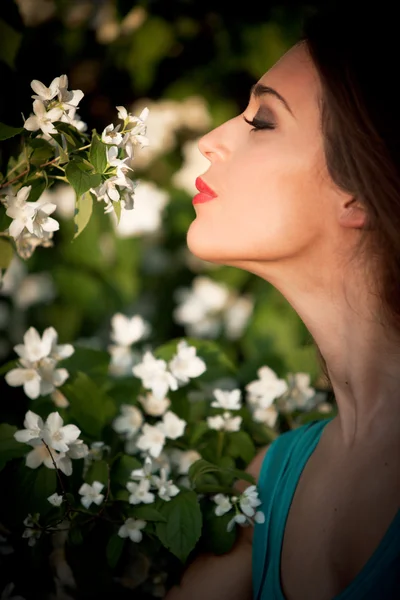 Flicka och blommor — Stockfoto