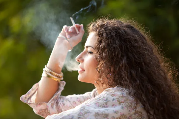 흡연 여성 — 스톡 사진