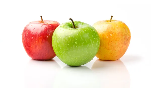 Manzanas verdes, amarillas y rojas con gotas de rocío — Foto de Stock