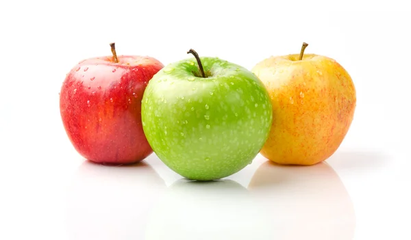 Zelená, žlutá a červená jablka s kapkami Rosy — Stock fotografie