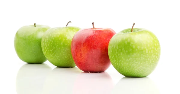 Červené jablko mezi zelená jablka — Stock fotografie