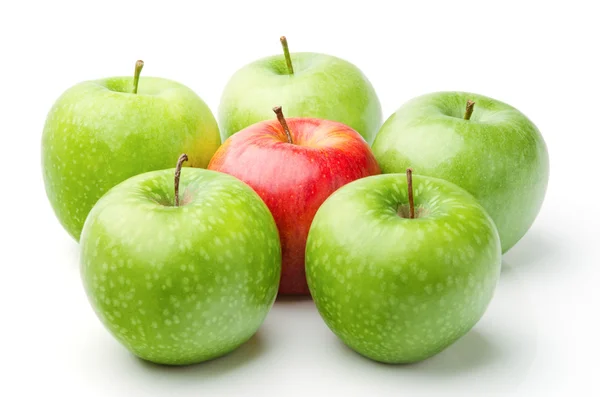 Червоне яблуко між зеленими яблуками — стокове фото