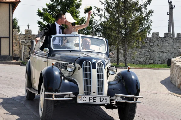 Verheugd huwelijksfeest paar in auto Stockfoto