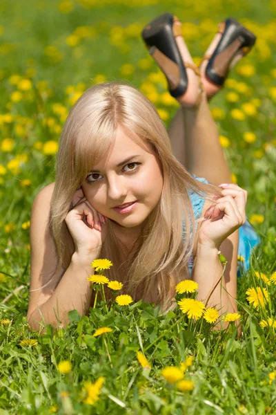 草原の女の子 — ストック写真