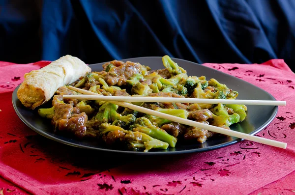Beef with Broccoli and Spring Roll — Stock Photo, Image