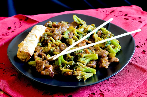 Beef with Broccoli and Spring Roll — Stock Photo, Image